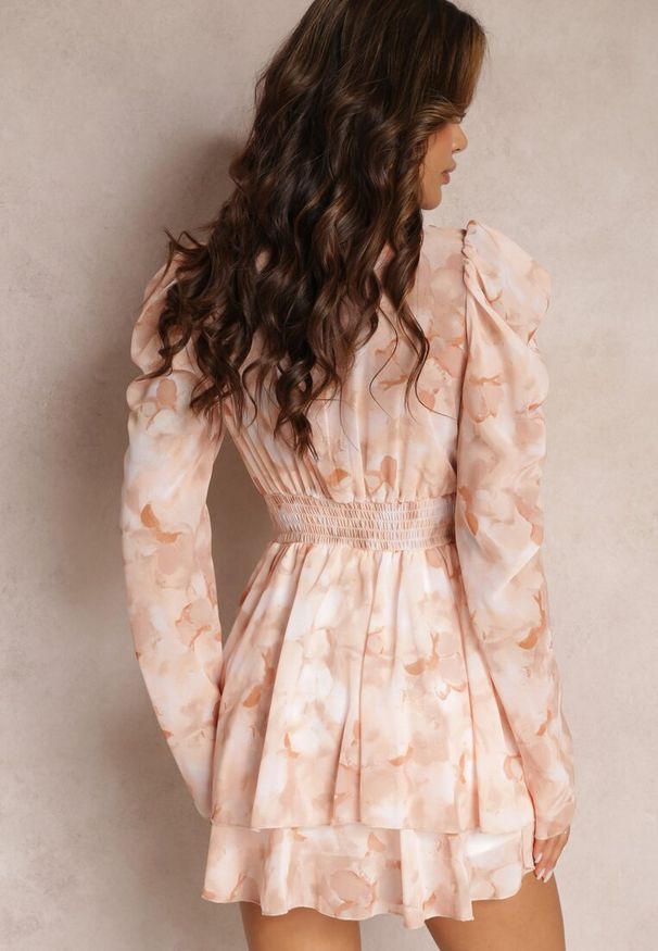 Renee - Ciemnobeżowa Sukienka Mini z Falbankami i Ozdobnym Paskiem z Okrągłą Klamerką Kaylia. Okazja: na imprezę. Typ kołnierza: kołnierz z falbankami. Kolor: beżowy. Sezon: wiosna, lato. Długość: mini