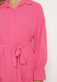 Born2be - Różowa Koszulowa Sukienka z Wiązanym Paskiem Stevania. Kolor: różowy. Materiał: materiał. Typ sukienki: koszulowe. Długość: mini #5