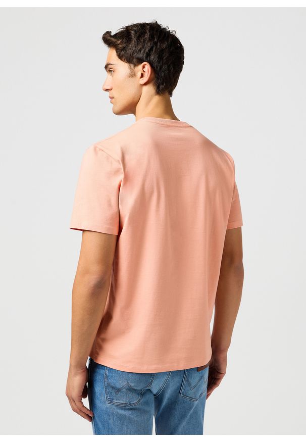 Wrangler - MESKA KOSZULKA WRANGLER SMALL LOGO TEE SHRIMP 112362799. Okazja: na co dzień. Materiał: jersey, bawełna, materiał. Wzór: haft. Styl: casual, klasyczny