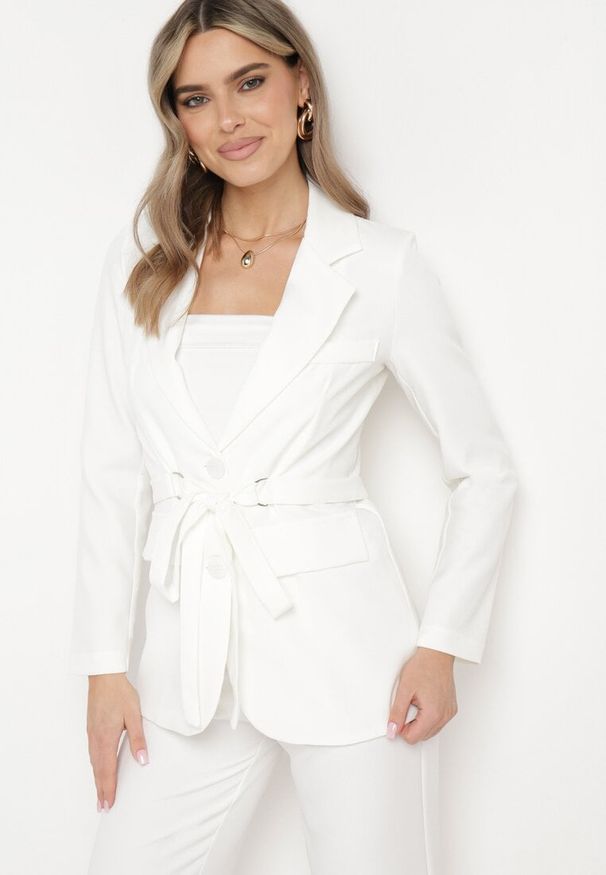 Born2be - Biała Marynarka Jednorzędowa z Ozdobnym Paskiem i Klapami Orianella. Okazja: na spotkanie biznesowe, do pracy. Kolor: biały. Materiał: jeans. Styl: biznesowy, elegancki