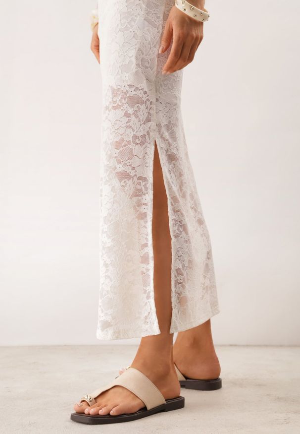 Renee - Ciemnobeżowe Klapki VICES w Typie Japonek z Ozdobą na Dużym Palcu Ettelhe. Okazja: na co dzień. Kolor: beżowy. Materiał: jeans. Wzór: aplikacja. Sezon: lato. Styl: casual