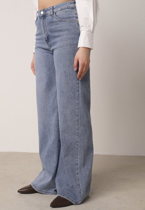 Born2be - Niebieskie Jeansy z Bawełną o Szerokim Kroju Typu Palazzo Zinnarella. Okazja: na co dzień. Stan: podwyższony. Kolor: niebieski. Styl: casual