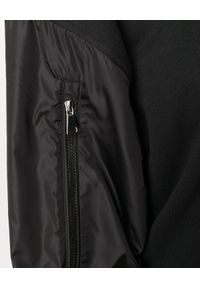 MONCLER - Czarna bluza z logo na plecach. Okazja: na co dzień. Kolor: czarny. Materiał: jeans, bawełna, nylon, dresówka. Długość rękawa: długi rękaw. Długość: długie. Wzór: aplikacja. Sezon: jesień. Styl: klasyczny, casual #4
