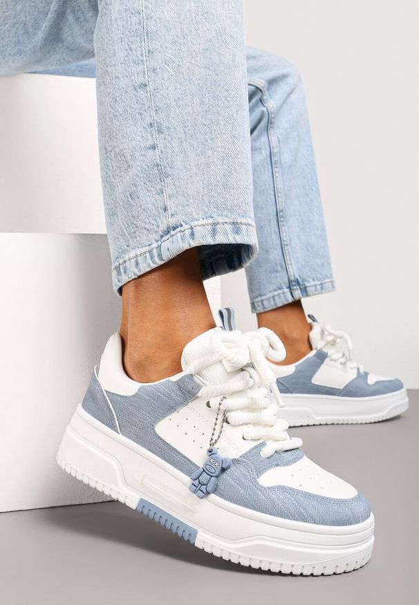 Renee - Biało-Niebieskie Sneakersy na Platformie z Zawieszką Misiem Arialbe. Okazja: na spacer. Kolor: biały. Sezon: lato. Obcas: na platformie. Sport: turystyka piesza