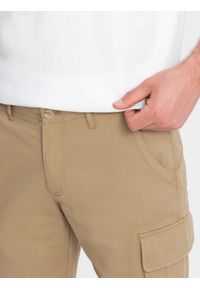 Ombre Clothing - Jednokolorowe męskie szorty z kieszeniami cargo – piaskowe V1. Okazja: na co dzień. Materiał: bawełna, elastan, poliester, materiał. Długość: krótkie. Wzór: gładki, aplikacja, haft, jednolity. Sezon: lato. Styl: wakacyjny, casual #4