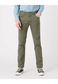 Wrangler - WRANGLER GREENSBORO MĘSKIE SPODNIE JEANSOWE MILITARE GREEN W15Q71G40. Okazja: na co dzień, na spotkanie biznesowe. Stan: obniżony. Styl: casual, sportowy, biznesowy, elegancki