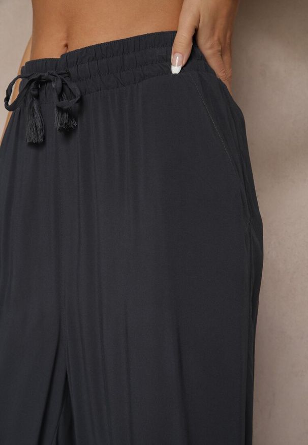 Renee - Granatowe Szerokie Spodnie z Wiskozy ze Sznurkiem Natisetia. Okazja: na co dzień. Kolor: niebieski. Materiał: wiskoza. Styl: casual, elegancki