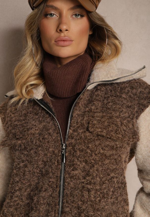 Renee - Brązowa Przejściowa Kurtka Boucle z Wysokim Kołnierzem i Imitacją Kieszeni Lilarra. Okazja: na co dzień. Kolor: brązowy. Materiał: jeans. Styl: casual