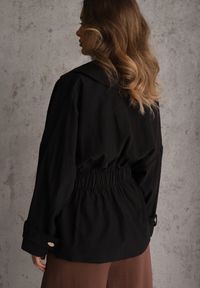 Renee - Czarna Kurtka z Bawełny i Wiskozy o Fasonie Krótkiego Trencza Abicara. Okazja: na co dzień. Typ kołnierza: kaptur. Kolor: czarny. Materiał: wiskoza, bawełna. Długość: krótkie. Styl: casual #5