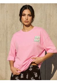 Sinsay - Bawełniana koszulka z nadrukiem wakacyjnym - różowy. Kolor: różowy. Materiał: bawełna. Wzór: nadruk. Styl: wakacyjny #1