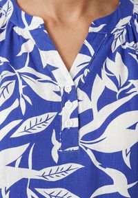 Born2be - Niebieska Pudełkowa Sukienka z Wiskozy w Roślinny Wzór z Guzikami przy Dekolcie Acosia. Okazja: na co dzień. Kolekcja: plus size. Kolor: niebieski. Materiał: wiskoza. Typ sukienki: proste, dla puszystych. Styl: elegancki, klasyczny, casual #3