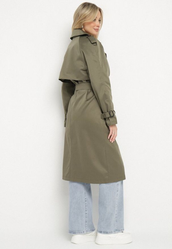 Born2be - Ciemnozielony Długi Płaszcz Trencz o Klasycznym Fasonie z Paskiem Nasde. Okazja: na co dzień. Kolor: zielony. Materiał: jeans. Długość: długie. Styl: klasyczny