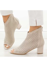 Beżowe sandały damskie na obcasie z zakrytą piętą M.Daszyński 1954-23. Okazja: na co dzień. Kolor: beżowy. Materiał: zamsz. Wzór: ażurowy. Sezon: wiosna, lato. Obcas: na obcasie. Styl: casual, elegancki, klasyczny, wizytowy. Wysokość obcasa: średni #1
