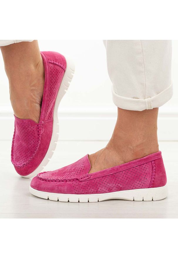 Fuksja ażurowe skórzane mokasyny damskie Vinceza 95360. Okazja: na co dzień, na spacer. Nosek buta: okrągły. Kolor: różowy. Materiał: skóra. Szerokość cholewki: normalna. Wzór: ażurowy. Sezon: wiosna, lato. Styl: casual, klasyczny, elegancki