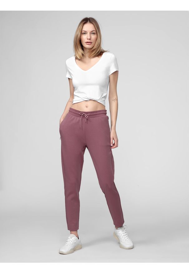 4f - Spodnie dresowe damskie. Kolor: fioletowy. Materiał: dresówka