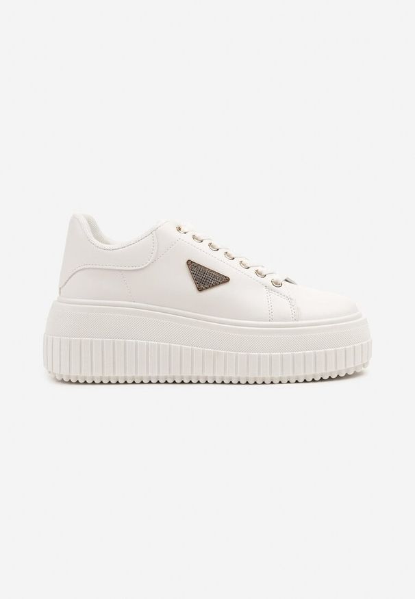 Renee - Białe Sneakersy na Tłoczonej Platformie Zdobione Metaliczną Aplikacją Fidania. Okazja: na co dzień. Kolor: biały. Materiał: jeans. Wzór: aplikacja. Obcas: na platformie