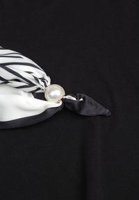 Born2be - Czarny Bawełniany T-shirt z Satynową Apaszką Cloud. Okazja: do pracy, na co dzień. Kolor: czarny. Materiał: bawełna, satyna. Styl: elegancki, casual #7