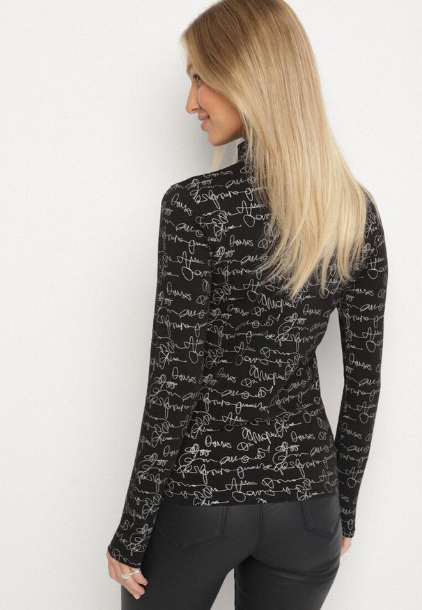 Born2be - Czarna Bluzka z Bawełny w Stylu Longsleeve z Półgolfem w Literowy Nadruk Azelenia. Okazja: na co dzień. Kolor: czarny. Materiał: bawełna. Długość rękawa: długi rękaw. Wzór: nadruk. Styl: casual