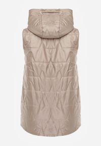 Born2be - Jasnobrązowa Kamizelka z Nieodpinanym Kapturem i Geometrycznym Pikowaniem Kalousa. Okazja: na co dzień. Kolor: brązowy. Materiał: jeans, dresówka. Długość rękawa: długi rękaw. Wzór: geometria. Styl: casual, klasyczny #3