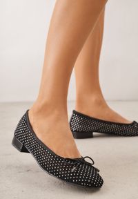 Born2be - Czarne Siateczkowe Balerinki ze Skórzaną Wkładką Cyrkoniami i Kokardą Ravalana. Okazja: do pracy, na co dzień. Kolor: czarny. Materiał: skóra. Wzór: aplikacja. Sezon: wiosna. Styl: elegancki, klasyczny, casual #1