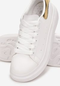 Born2be - Biało-Złote Sneakersy Doroki. Okazja: na co dzień. Wysokość cholewki: przed kostkę. Nosek buta: okrągły. Kolor: biały. Materiał: materiał. Szerokość cholewki: normalna #3