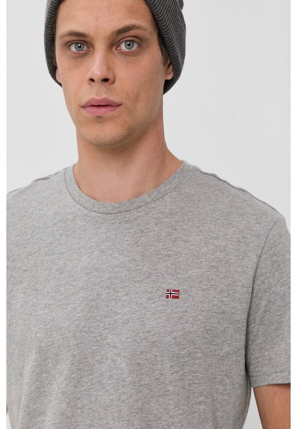 Napapijri - T-shirt bawełniany. Okazja: na co dzień. Kolor: szary. Materiał: bawełna. Wzór: gładki, aplikacja. Styl: casual