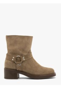 Ryłko - Oliwkowe botki biker boots. Okazja: na co dzień. Zapięcie: zamek. Kolor: oliwkowy. Szerokość cholewki: normalna. Wysokość cholewki: za kostkę. Materiał: welur, skóra. Obcas: na obcasie. Styl: klasyczny, street, casual, rockowy, elegancki. Wysokość obcasa: średni