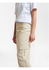 GESTUZ - Gestuz Spodnie materiałowe 10908214 Beżowy Regular Fit. Kolor: beżowy. Materiał: bawełna