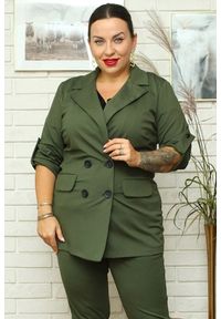 KARKO - Żakiet modny dwurzędowy dzianina elegancka CECYLIA khaki PROMOCJA. Typ kołnierza: dekolt w kształcie V. Kolekcja: plus size. Kolor: brązowy. Materiał: dzianina. Długość rękawa: długi rękaw. Długość: długie. Styl: elegancki #1
