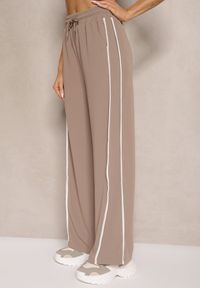 Renee - Brązowe Szerokie Spodnie Dresowe High Waist Zdobione Lampasami Sopaline. Okazja: na spacer. Stan: podwyższony. Kolor: brązowy. Materiał: dresówka. Wzór: aplikacja. Styl: sportowy, elegancki #4
