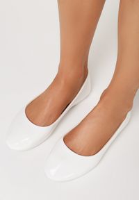 Born2be - Białe Balerinki Phalymes. Nosek buta: okrągły. Kolor: biały. Materiał: lakier. Szerokość cholewki: normalna. Wzór: kwiaty, gładki. Styl: klasyczny, elegancki