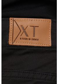 XT Studio spodnie damskie kolor czarny dopasowane medium waist. Kolor: czarny. Materiał: tkanina