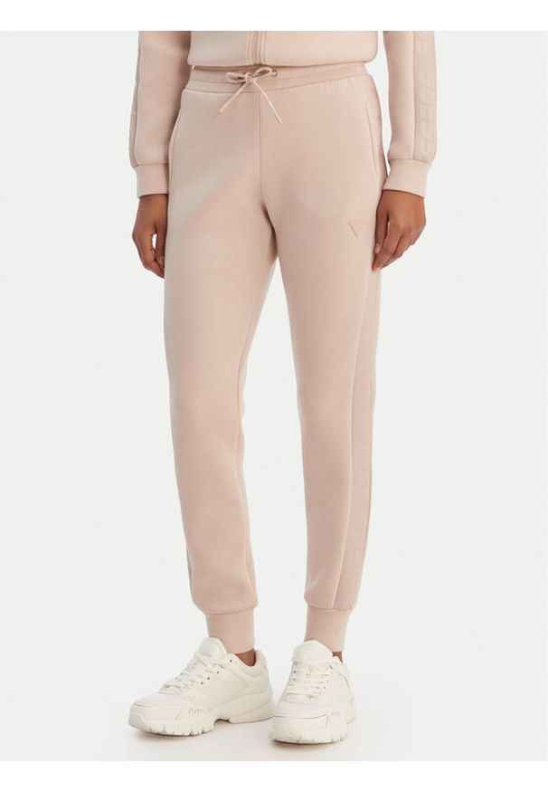 Guess Spodnie dresowe V2YB18 K7UW2 Beżowy Regular Fit. Kolor: beżowy. Materiał: wiskoza