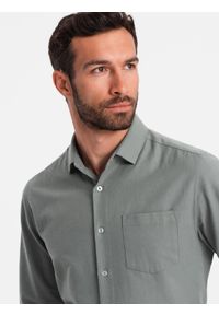 Ombre Clothing - Męska koszula z kieszenią REGULAR FIT - khaki V4. Kolor: brązowy. Materiał: poliester, bawełna. Długość rękawa: długi rękaw. Długość: długie