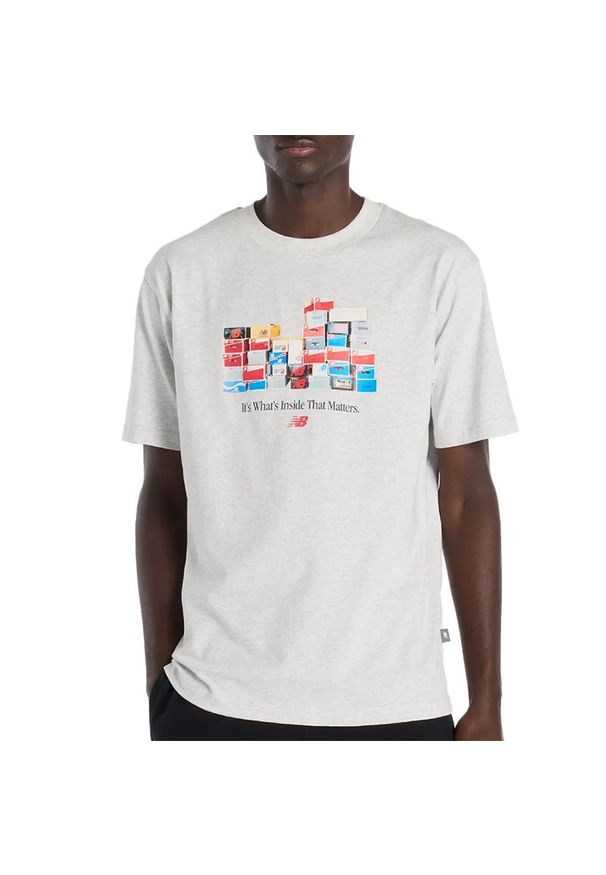 Koszulka męska New Balance MT61H0DXAHH - szara. Kolor: szary. Materiał: bawełna. Długość rękawa: krótki rękaw. Długość: krótkie. Wzór: kolorowy