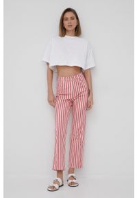 Wrangler jeansy damskie kolor różowy high waist. Stan: podwyższony. Kolor: różowy