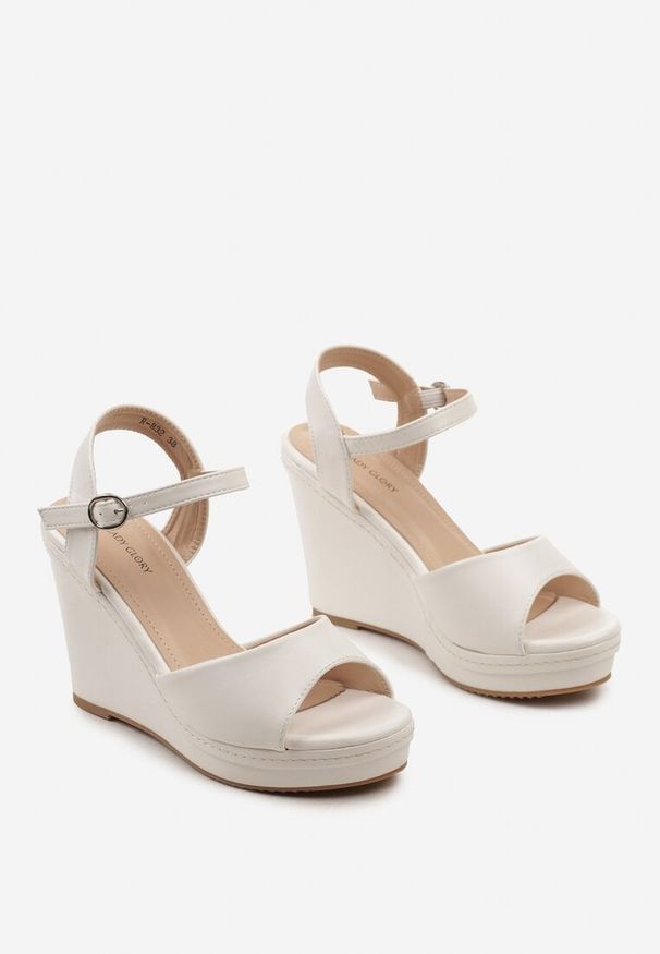 Born2be - Białe Sandały na Koturnie Zapinane przy Kostce Illoria. Okazja: na co dzień. Kolor: biały. Materiał: len. Obcas: na koturnie. Styl: klasyczny, elegancki, casual