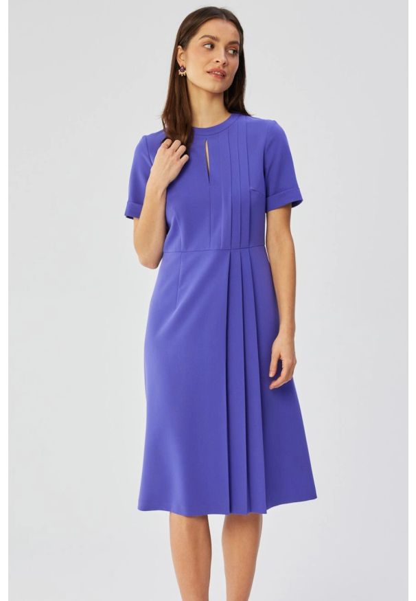 Stylove - Elegancka sukienka midi z ozdobnymi zakładkami fioletowa. Okazja: na komunię, na imprezę. Kolor: fioletowy. Sezon: lato. Styl: elegancki. Długość: midi