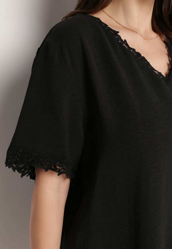 Born2be - Czarna Bluzka z Trójkątnym Dekoltem i Koronką Mallea. Typ kołnierza: dekolt w serek. Kolor: czarny. Materiał: koronka. Wzór: koronka