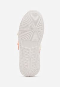 Renee - Białe Sneakersy na Platformie z Koralikami Amovanna. Okazja: na co dzień. Kolor: biały. Materiał: jeans. Wzór: aplikacja. Obcas: na platformie #5