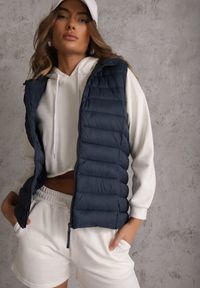 Renee - Granatowa Przejściowa Kamizelka z Pikowaniem i Kapturem Neatwenna. Okazja: na co dzień. Typ kołnierza: kaptur. Kolor: niebieski. Materiał: jeans. Styl: casual, elegancki, sportowy #4