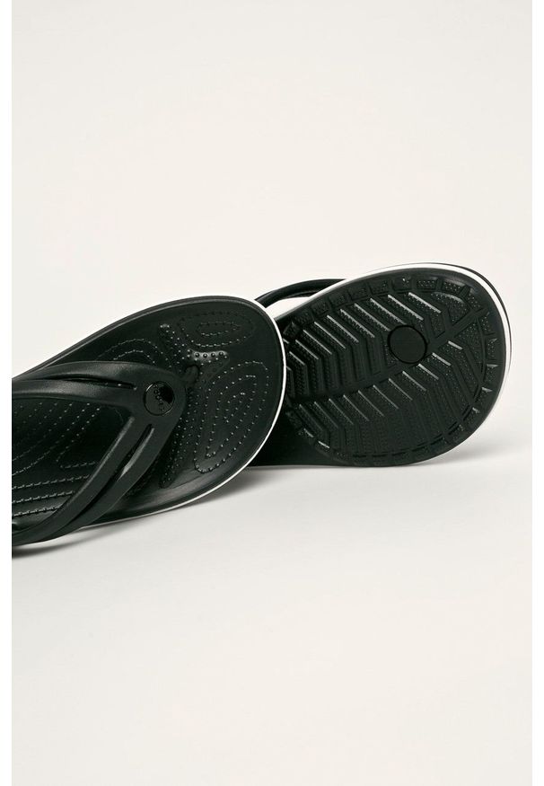 Crocs - Japonki. Kolor: czarny. Materiał: materiał, guma. Wzór: gładki