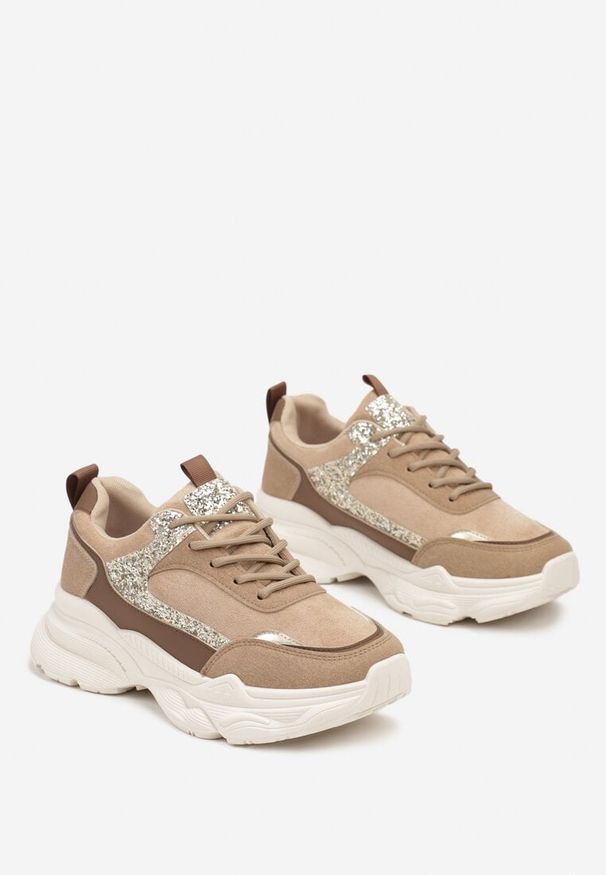 Renee - Ciemnobeżowe Sneakersy na Platformie z Tłoczeniem Ozdobione Cekinami Narisae. Nosek buta: okrągły. Zapięcie: sznurówki. Kolor: beżowy. Materiał: materiał. Wzór: aplikacja. Obcas: na platformie. Wysokość obcasa: niski