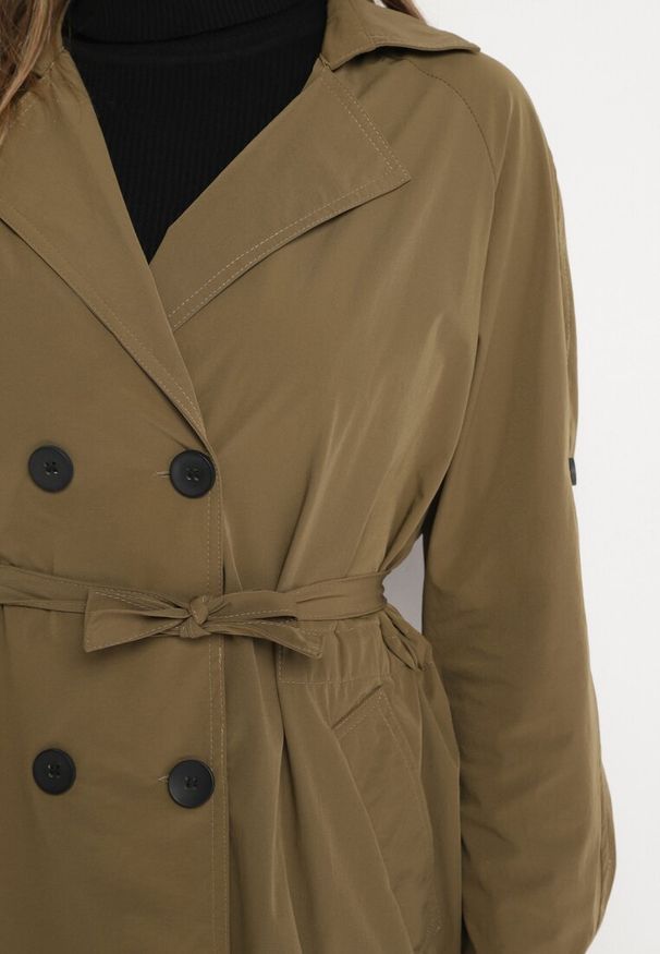 Born2be - Ciemnozielony Dwurzędowy Płaszcz z Bawełną i Regulowanymi Rękawami Ściągany z Tyłu Paskiem Mevalina. Okazja: do pracy. Kolor: zielony. Materiał: bawełna. Styl: elegancki, klasyczny