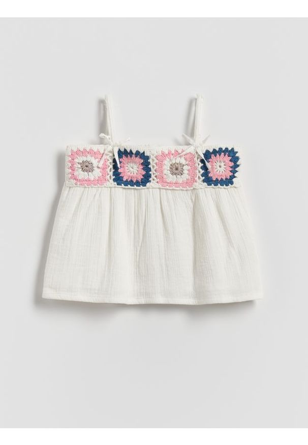 Reserved - Bluzka z aplikacją - złamana biel. Materiał: bawełna. Wzór: aplikacja