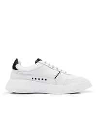 PREMIUM BASICS - Białe sneakersy z czarna piętą. Okazja: na co dzień. Kolor: biały. Materiał: poliester. Wzór: aplikacja #2