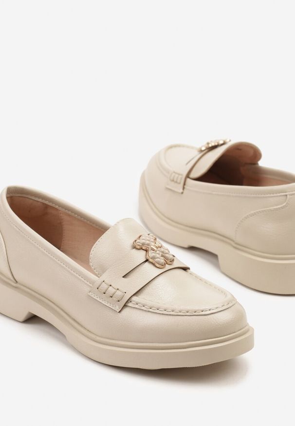 Renee - Beżowe Mokasyny ze Skórzaną Wkładką i Ozdobą Meralitia. Okazja: do pracy, na co dzień, na spotkanie biznesowe. Kolor: beżowy. Materiał: skóra. Wzór: aplikacja. Styl: klasyczny, casual, elegancki, biznesowy