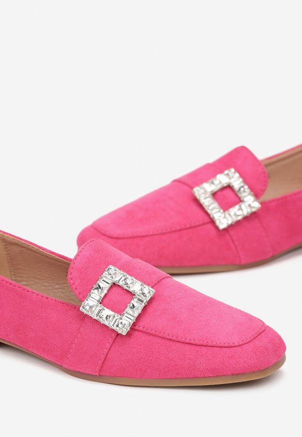 Born2be - Fuksjowe Mokasyny z Klamerką z Ozdobnymi Cyrkoniami Heneta. Kolor: różowy. Styl: elegancki