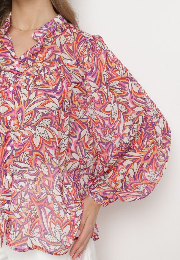 Born2be - Różowa Koszula z Długim Rękawem z Szerokimi Mankietami Zapinana na Guziki Quarae. Okazja: na co dzień. Kolor: różowy. Materiał: jeans. Długość rękawa: długi rękaw. Długość: długie. Styl: klasyczny, casual