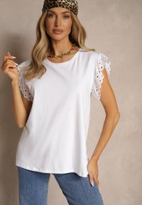 Renee - Biała Bawełniana Bluzka z Krótkim Rękawem z Ażurowej Falbanki Voanira. Okazja: na co dzień. Typ kołnierza: kołnierz z falbankami. Kolor: biały. Materiał: bawełna. Długość rękawa: krótki rękaw. Długość: krótkie. Wzór: ażurowy. Styl: casual, elegancki #5